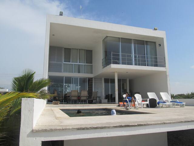 House Beach Front Superb Ocean View Hi Speed WiFi