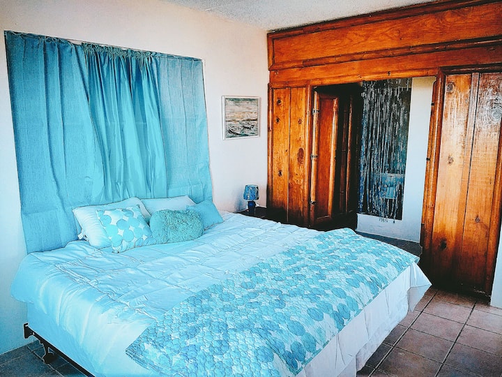 Dhoma kryesore është në katin e dytë, ka qasje në tarracë dhe ka pamje nga oqeani nga shtrati.