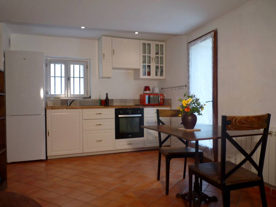 L'espace principal avec une vue sur la cuisine équipée.