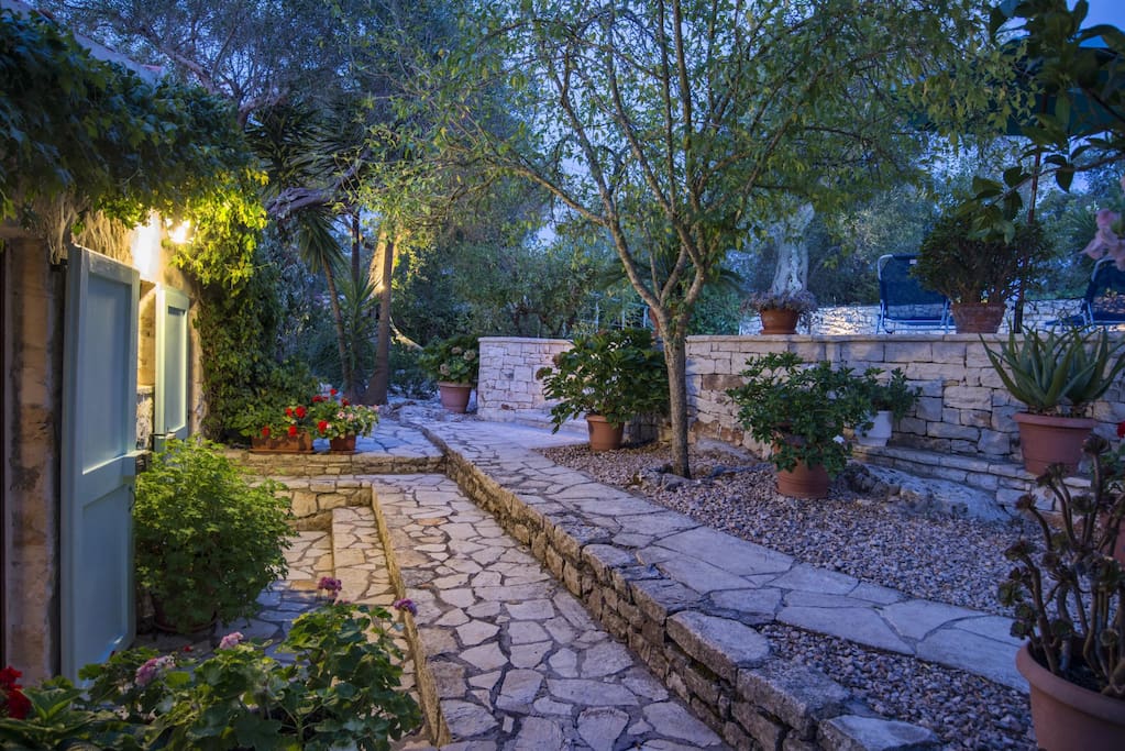 Guest house with two bedrooms and two bathrooms facing the swimming pool