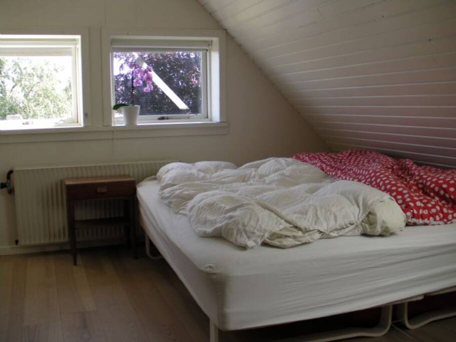 To ens sove-værelser på 2. sal