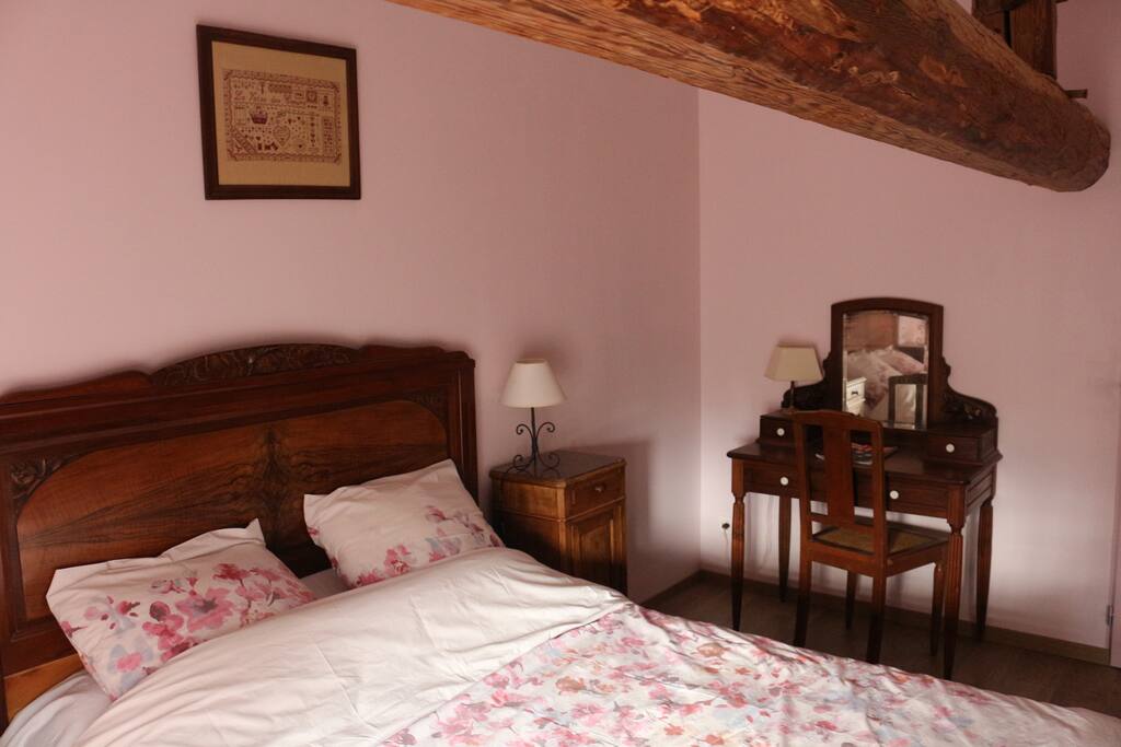 La chambre style "année 30" mais matelas et sommier neufs...