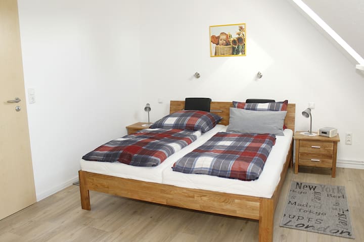 Მშობლების საძინებელი მეორე სართულზე