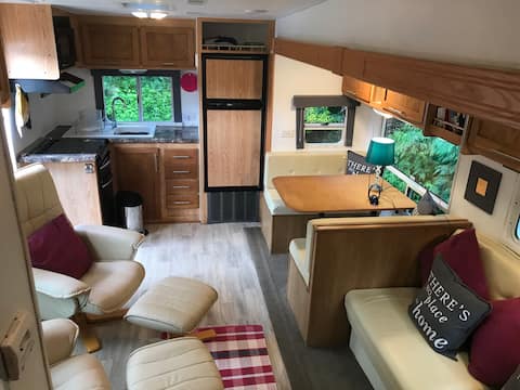 5 th wheel motorhome with large slideout