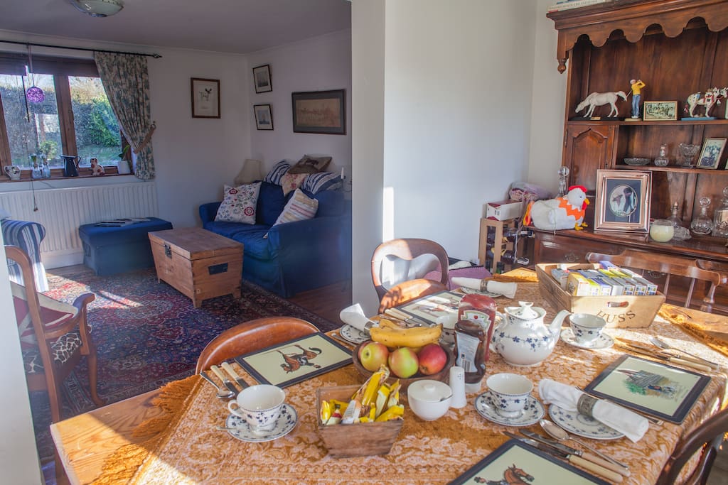 Breakfast / living room