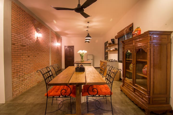 Lotus| Spacious, Pool & free pick up