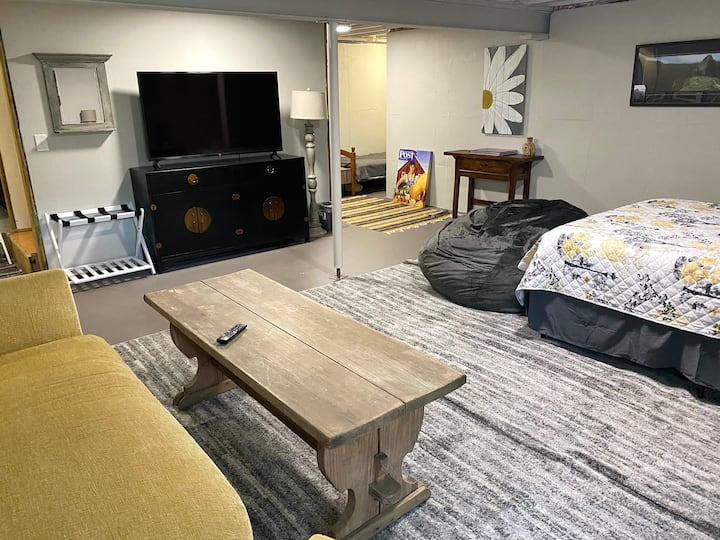 Спалната соба во подрумот има 4 кревета - еден брачен и три близнаци. 