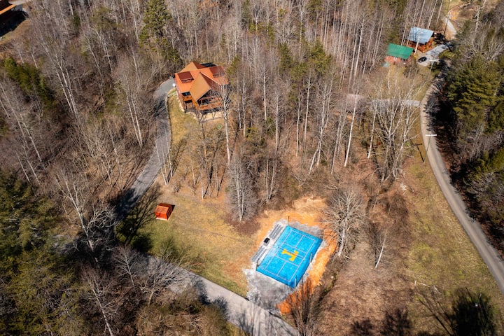 Private Pickleball/B-Ball Court! Hot Tub + Arcade - Cabins ...