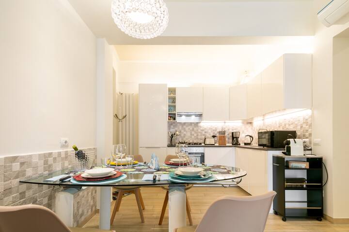 Sophisticated Ponte Vecchio Apartment with Rooftop Views gallery image 4