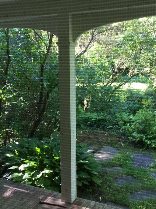 Farmhouse with Private Deck, Hot Tub, 38 Acres!