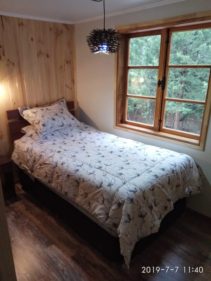 Dormitorio con cama nido. Cama superior de 1,5 plazas y cama inferior de 1 plaza. Adultos y niños descansarán cómodamente.