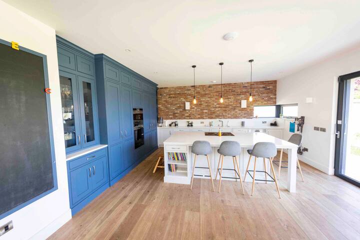 Contemporary family home in beautiful Howth gallery image 3