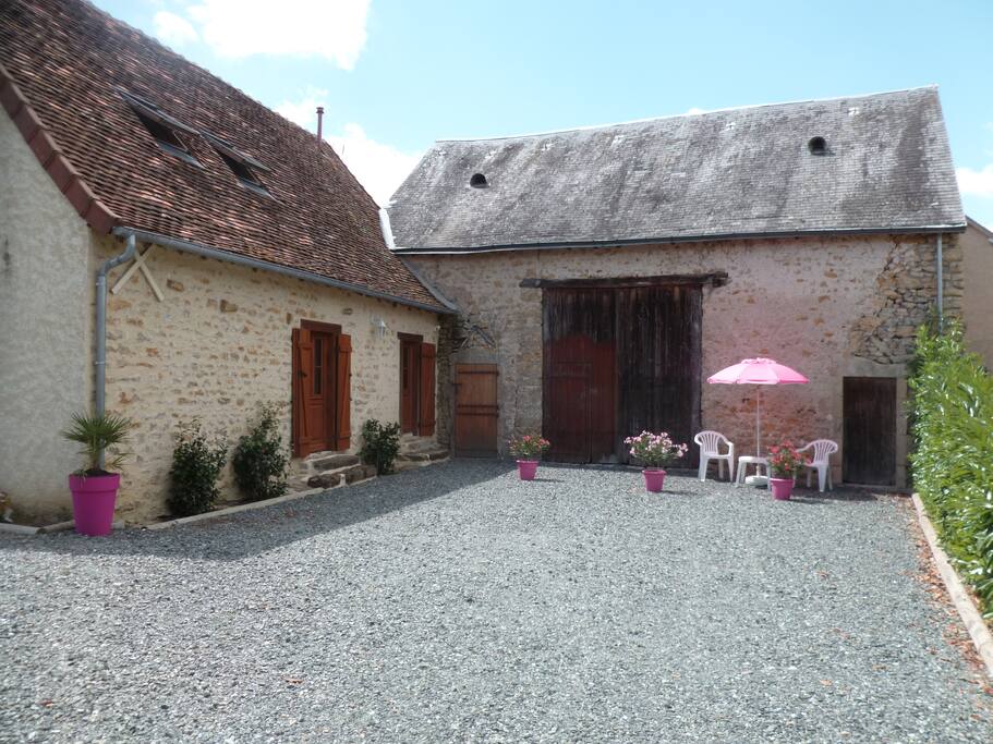 Entrée Gîte et Cour Côté Nord