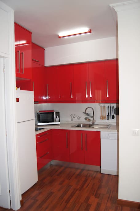 cocina equipada con lavavajilla