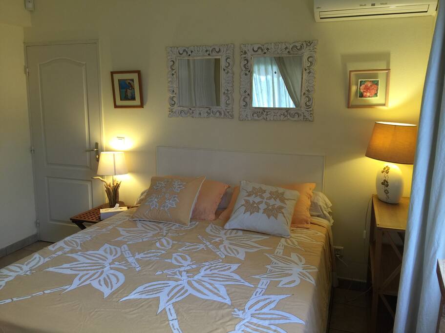 Lit confortable avec matelas queen size