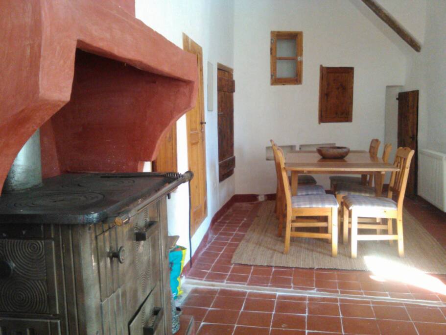Salle à manger spacieuse et chaleureuse