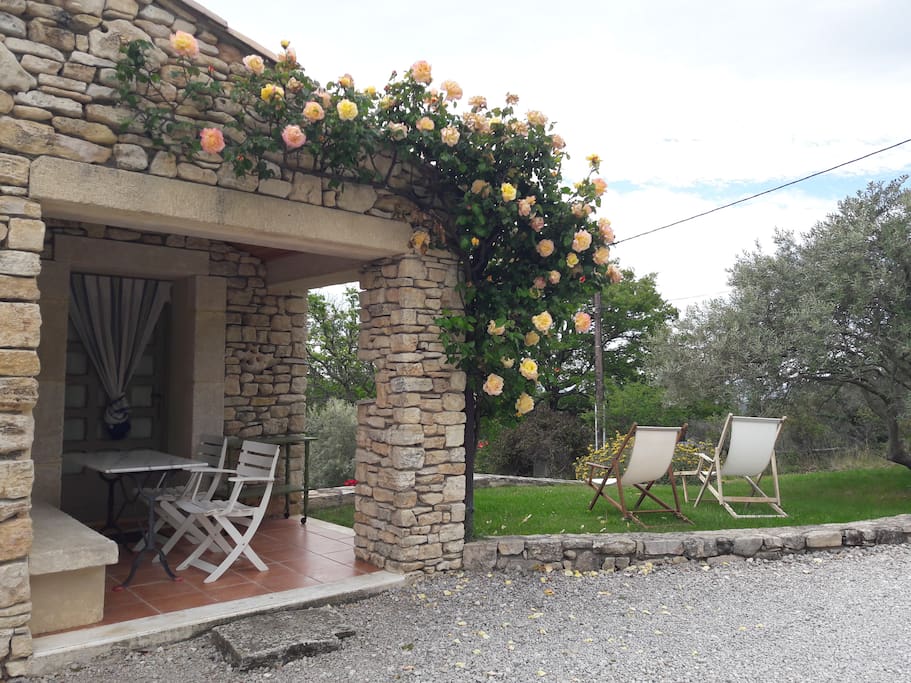 la terrasse couverte fleurie