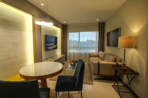 Suite de lujo Edificio Pacific Plaza + Parqueo Pv.