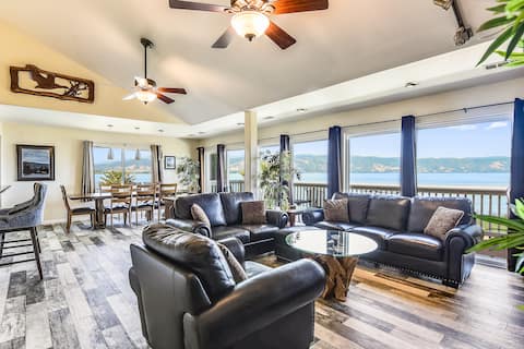 Luxurious 3000sq ft Lakefront Home on Point!