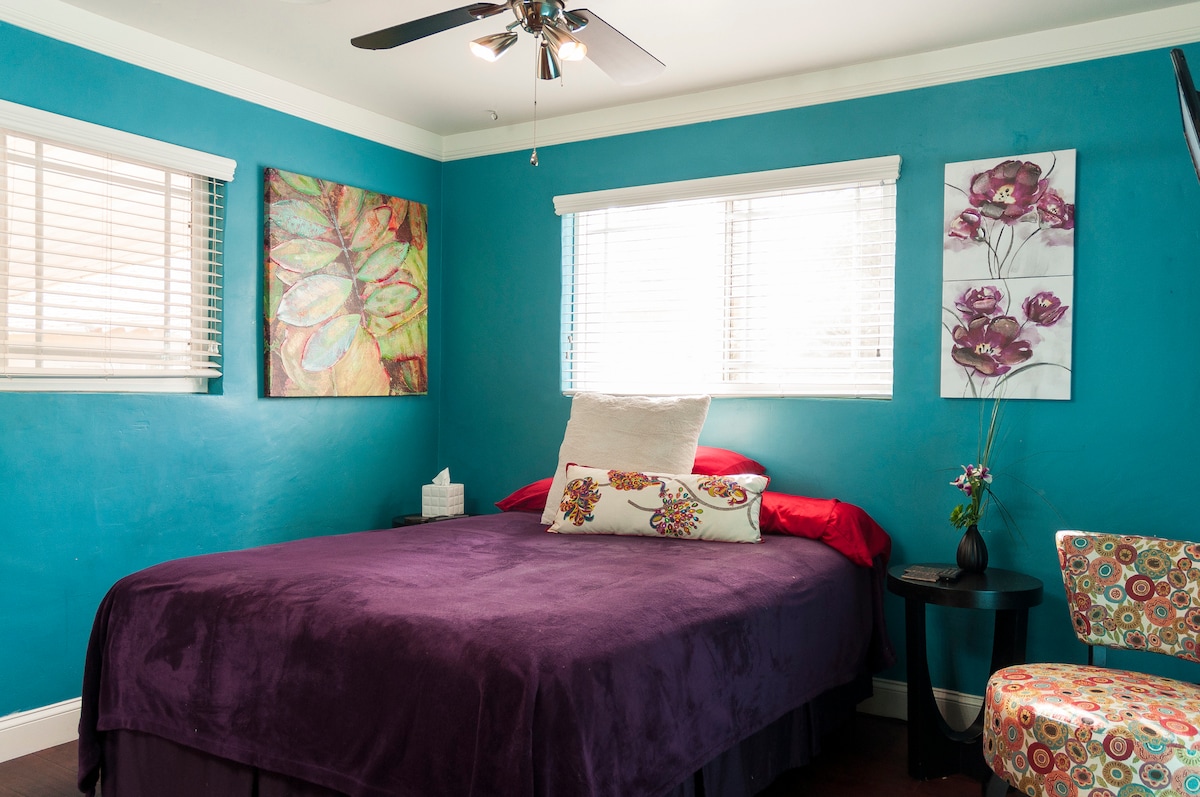 Ამ ოთახში, მთელი კედელი საწოლის მოპირდაპირედ არის სარკე. Მისი გადაღება რთულია, ამიტომ არ არის ნაჩვენები.