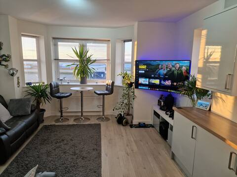 Osprey View

Heliport, Castle, Marina & Sea views!