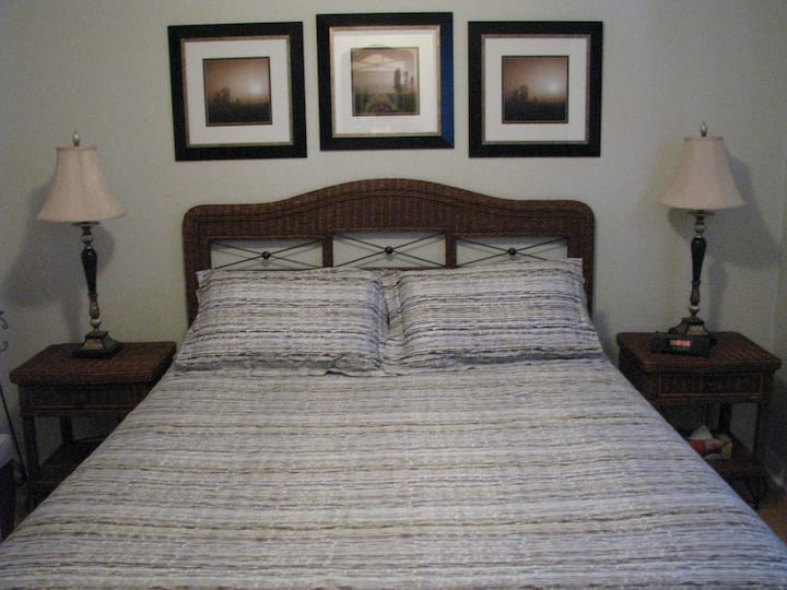 חדר שינה ראשי, מיטת קווין סייז, ספסל מזוודות, 2 ארונות בגדים וארון מגירות. בארון אחד יש לול עם מזרן, כיסא אוכל ופריטי אדם קטנים שונים. 