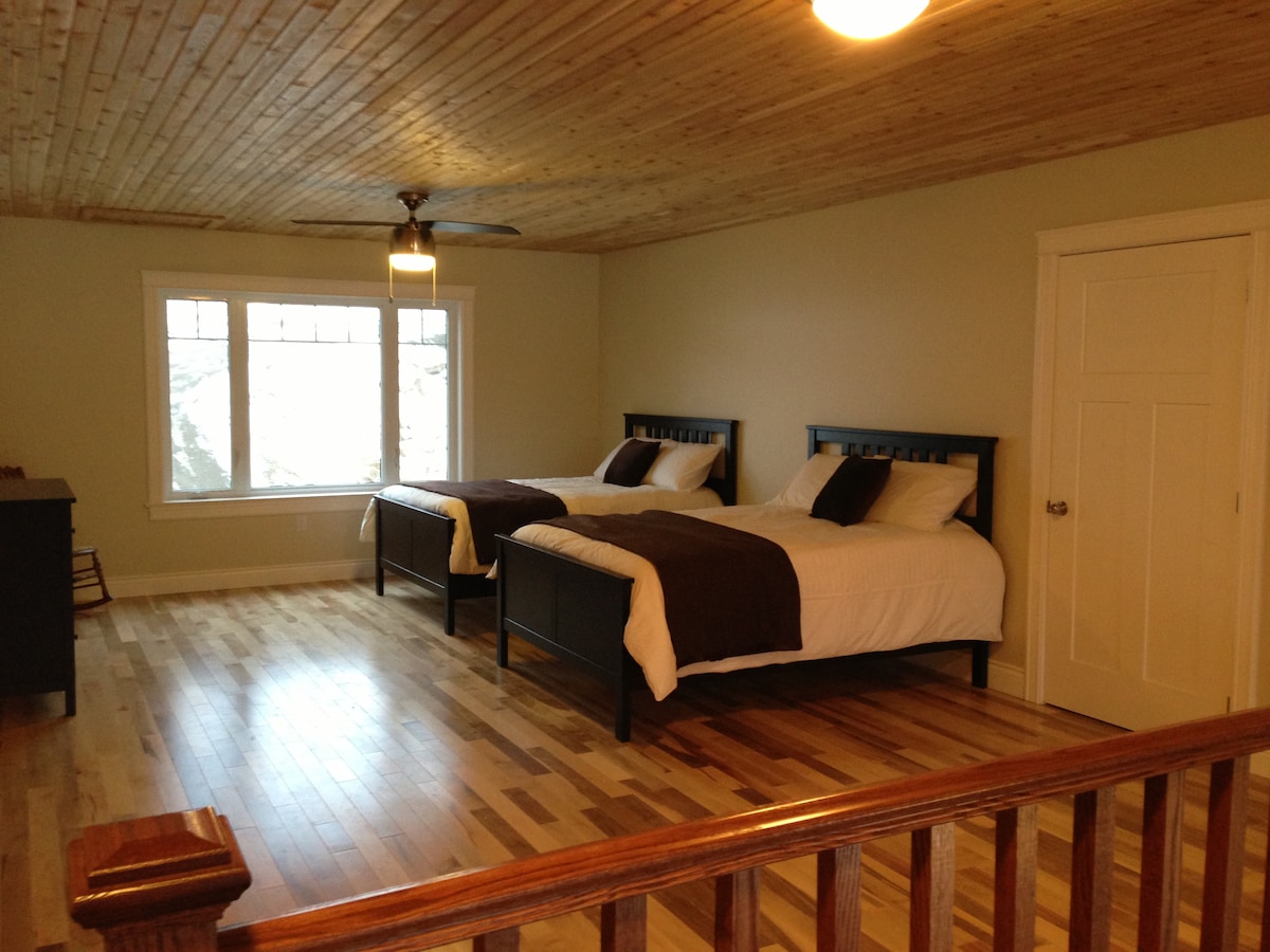 2 camas completas en el loft abierto a la parte de abajo (primer dormitorio)