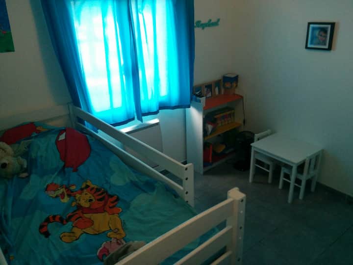 Chumba cha 3 cha kulala: A/C kilicho na kitanda cha mtu mmoja. 
Urefu wa kitanda takribani mita 1.20. 
Uwezekano wa kuweka godoro sakafuni