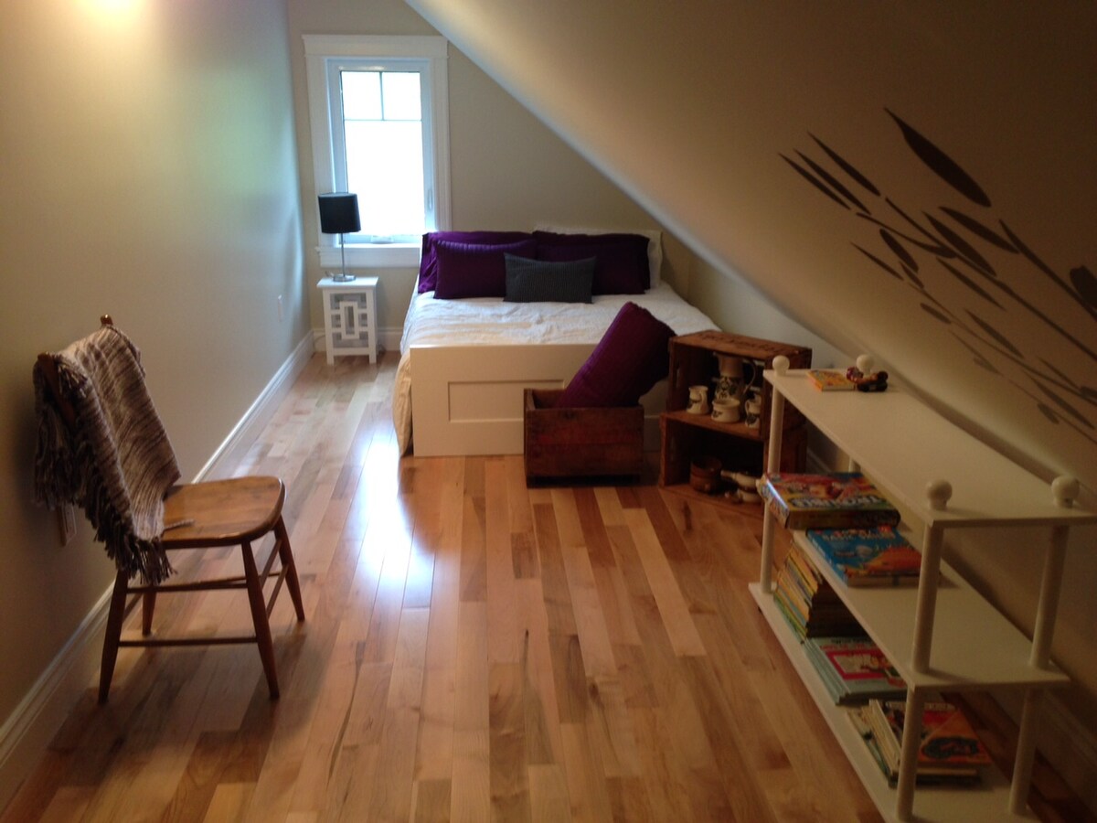 1 cama completa en el segundo dormitorio. 