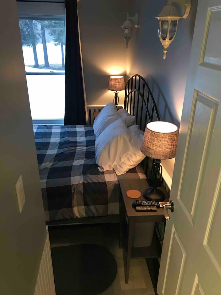 Спална соба на главниот кат со брачен кревет (широк 150-179 см) и електричен камин 