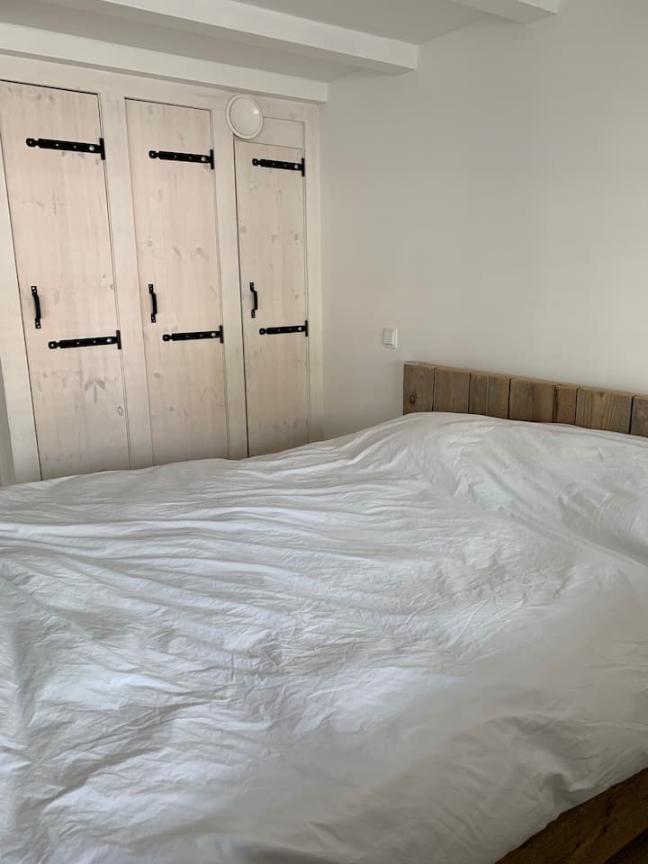 Spálňa 1 - posteľ a šatníky