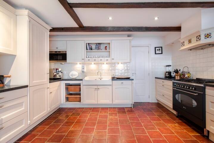 Luxury 17th century monument home with canal views gallery image 4