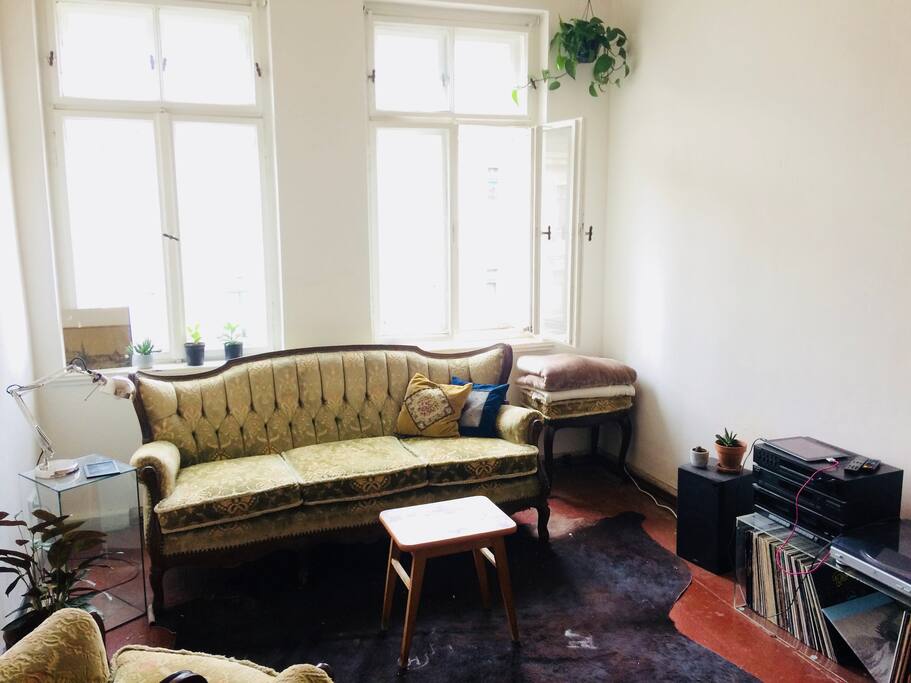Das Herzstück im Wohnzimmer! Die Damenzimmercouch meiner Großmutter.
