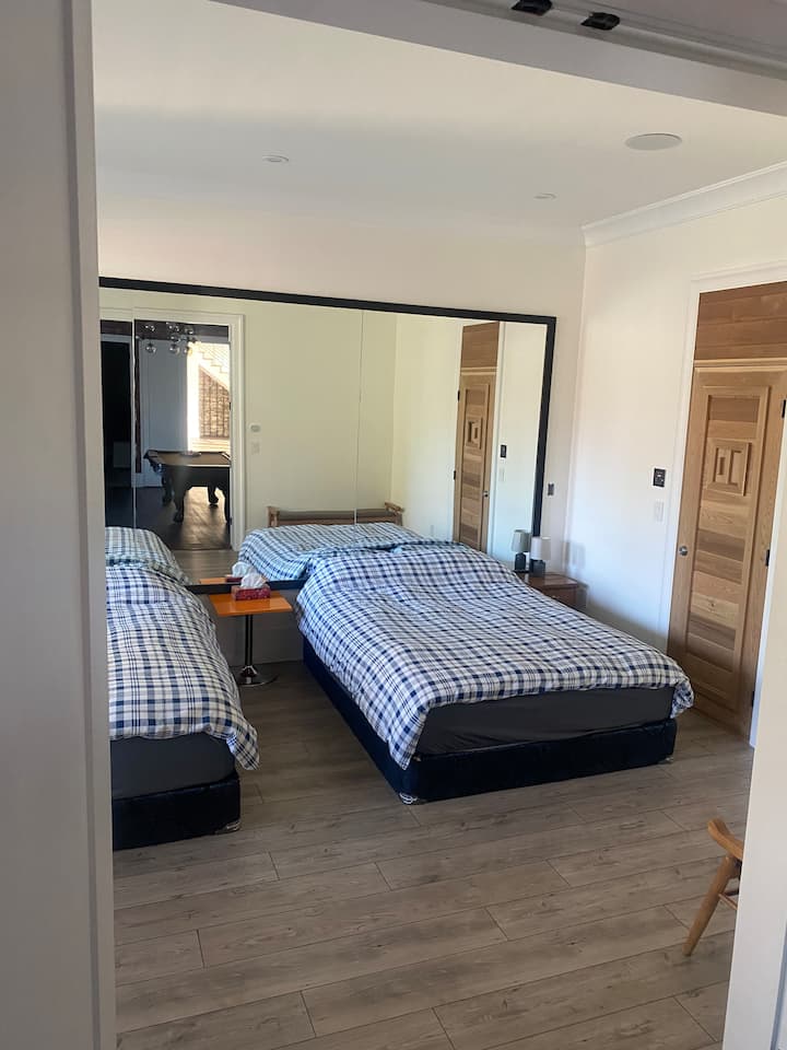 2 queen bed (main floor) 