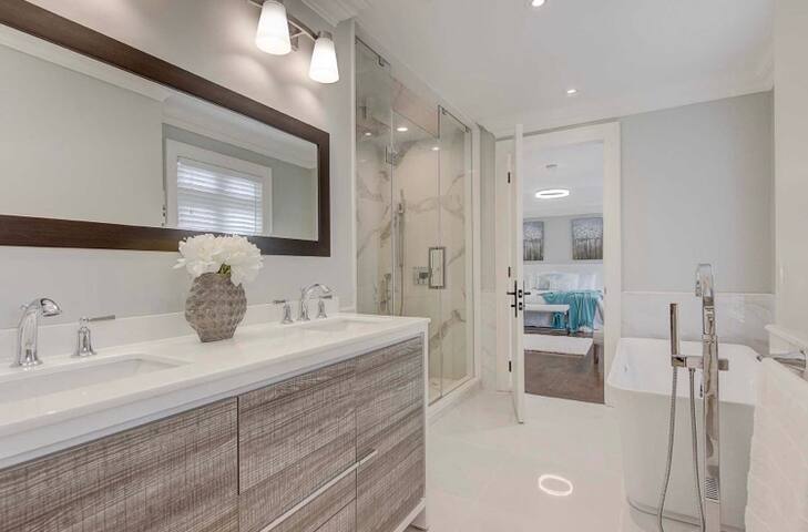 Luxe family friendly house near subway gallery image 5