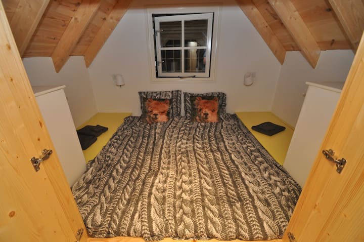 Na loftu se nalazi bračni krevet s bračnim krevetima uobičajene veličine (90x200 cm).