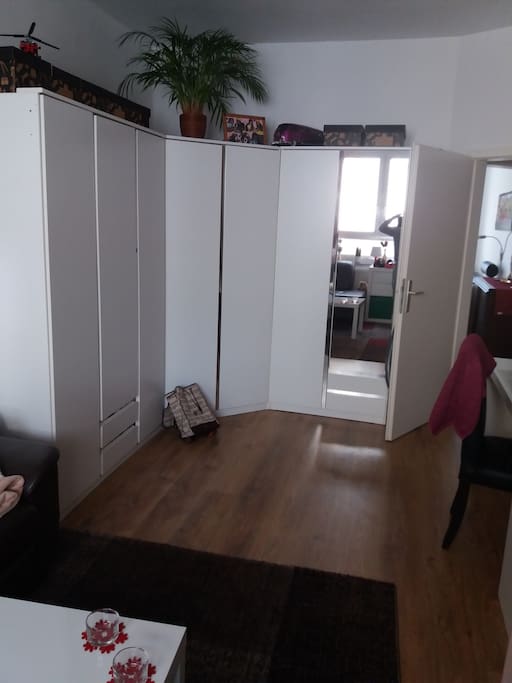 Dein Zimmer mit eigenem Bereich im großen Schrank