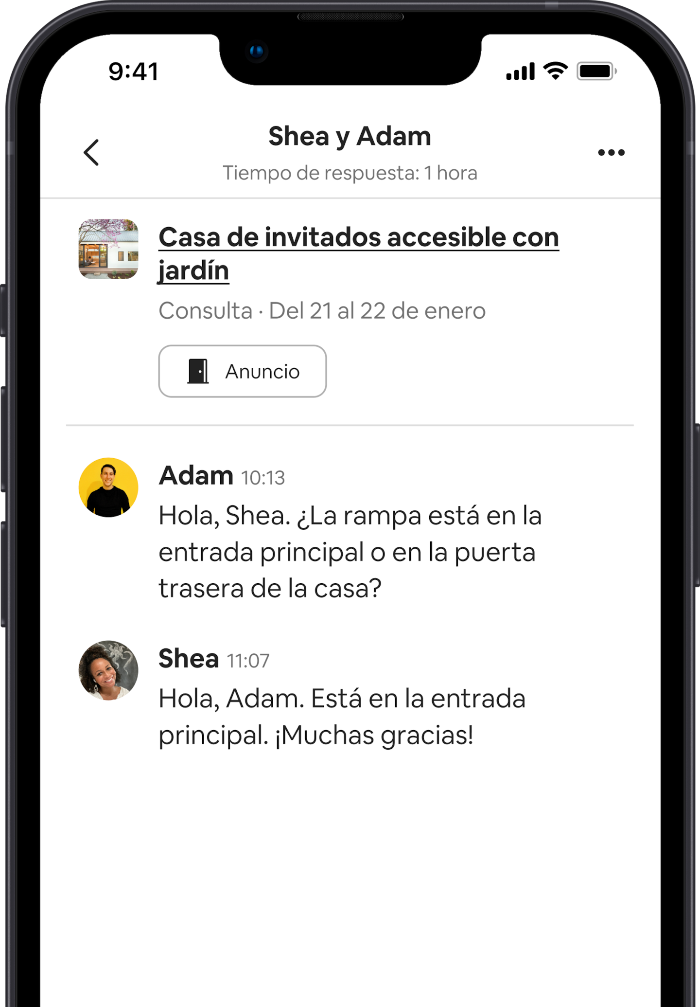 Un teléfono móvil muestra mensajes entre una anfitriona que ha indicado que su alojamiento es accesible y un huésped que quiere más información al respecto. El mensaje del viajero dice: «Hola, Shea. ¿La rampa está en la entrada principal o en la puerta trasera de la casa?». La respuesta de la anfitriona es la siguiente: «Hola, Adam. Está en la entrada principal. ¡Gracias!».