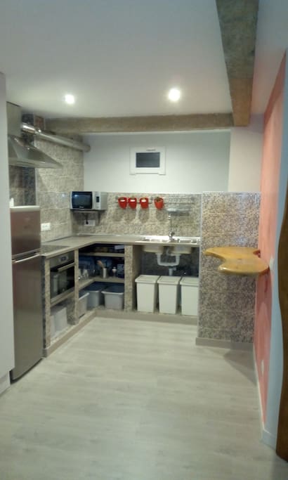 Cocina, completamente equipada
Fully equiped kitchen
Nos gusta recibir siempre en persona a nuestros huéspedes, acompañarles hasta el apartamento, explicarles cuanto necesiten y facilitarles información de la ciudad, planos, consejos, etc
En el frigorífico dejamos gratis un pequeño pack de bienvenida con agua y fruta, y a la vez, aunque no ofrecemos desayuno, ponemos a su disposición café, cacao, té y galletas, también gratis, para un pequeño desayuno.
We love to receive our guests, pick them up to the apartment, explain everything they need, provide maps, info, advice ...
In the fridge we leave (for free) a little welcoming pack with water and some fruit, and although we don't serve breakfast, we provide them with coffee, tea, chocolate and biscuits (for free too) for a small breakfast.