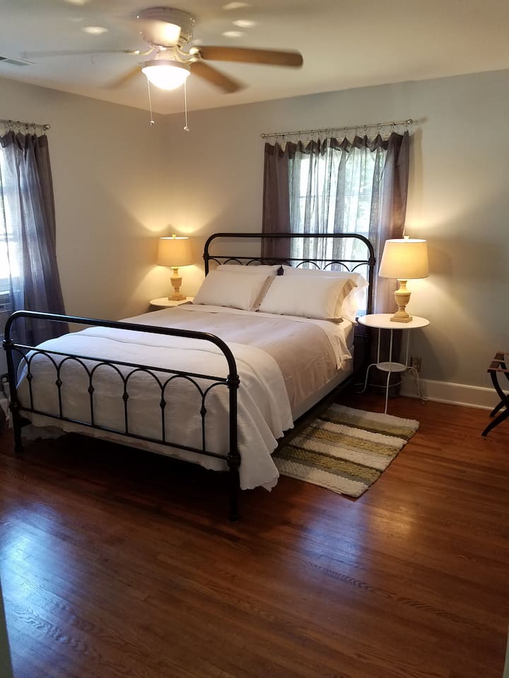 Spavaća je soba vrlo mirna, s novim madracem i jastucima