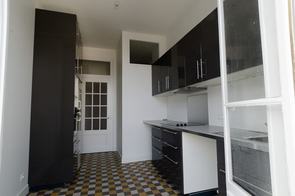 Cuisine refaite en juin 2015, four, micro ondes, lave vaisselle, lave linge séchant neufs, frigo, rangements, balcon.