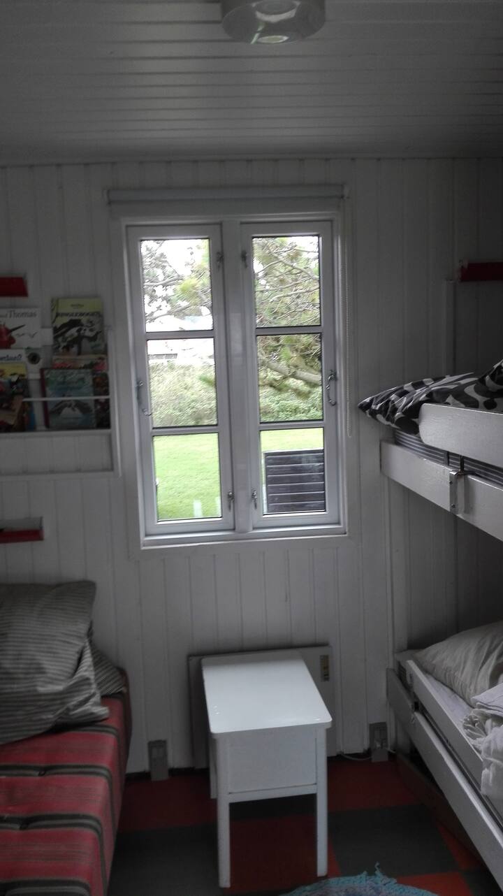 غرفة النوم 2. سريران بطابقين وأريكة واحدة