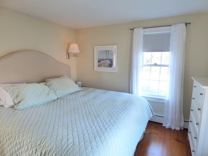 Მთავარი საძინებელი ეზოს ხედით