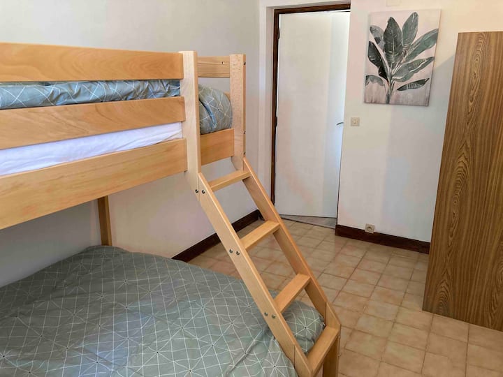 Dormitorio nr. 2 con litera para 3 personas. La parte inferior es una cama doble (140x200cm)