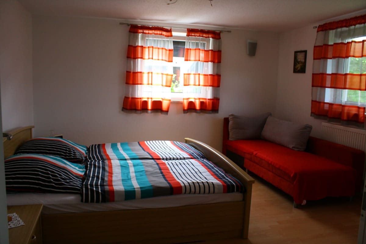 חדר שינה מס '1 מיטה זוגית עם ספה אחת