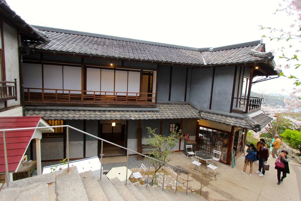 Main entrance for guests, café entrance on the right