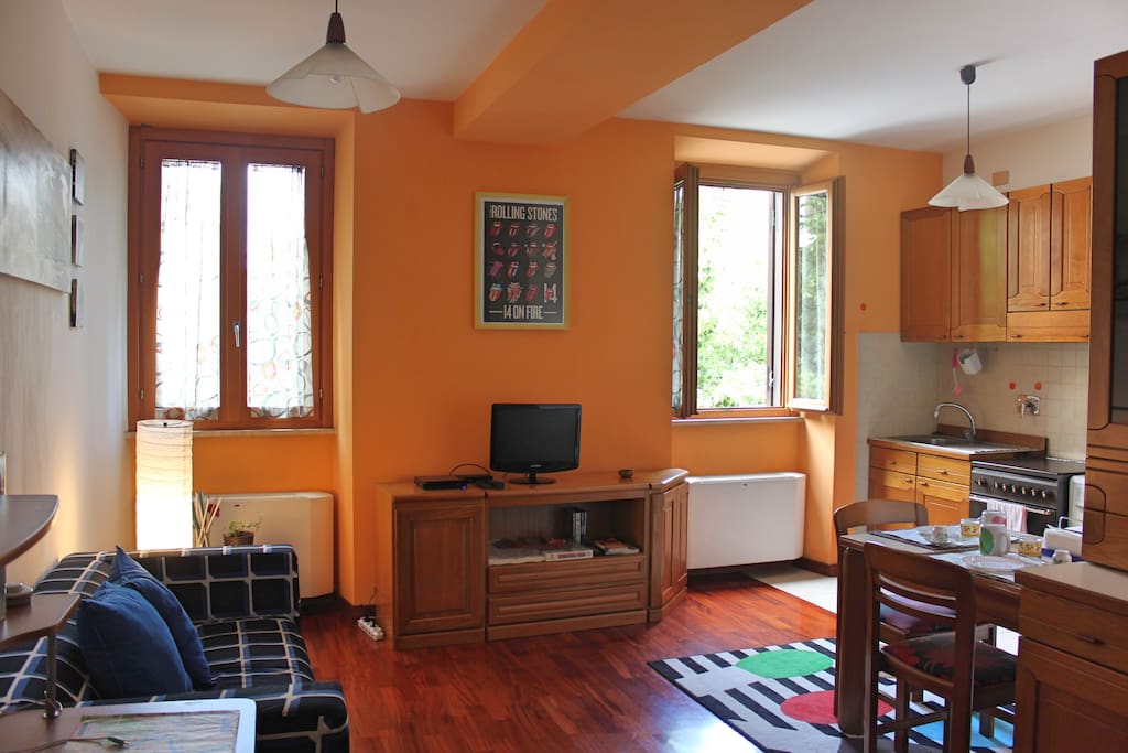 Living room is equipped with desk, sound system 2.1, maps and tips