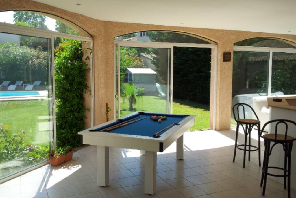 Le salon d'été avec son billard