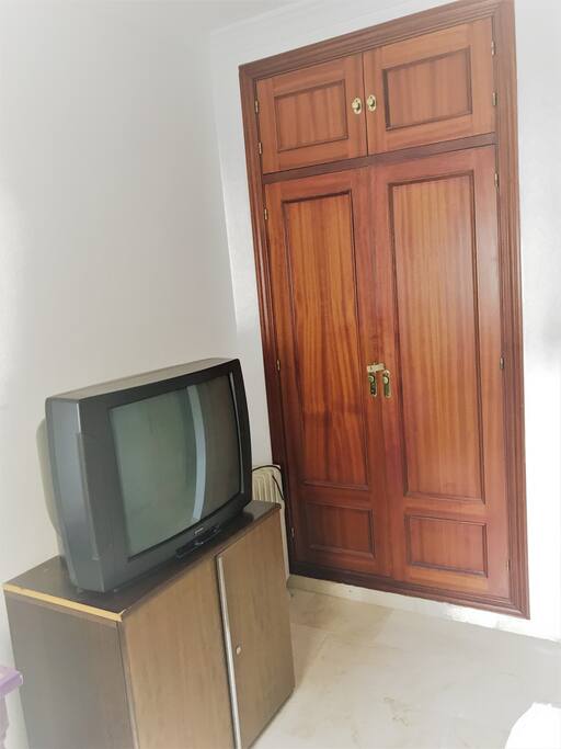 Armario y televisión con TDT.