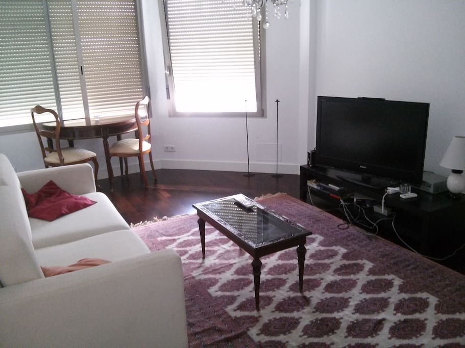 Salón con mesa de comedor